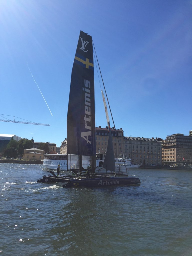 Segelkatamaran mit großem Flügelsegel auf dem Wasser in Stockholm