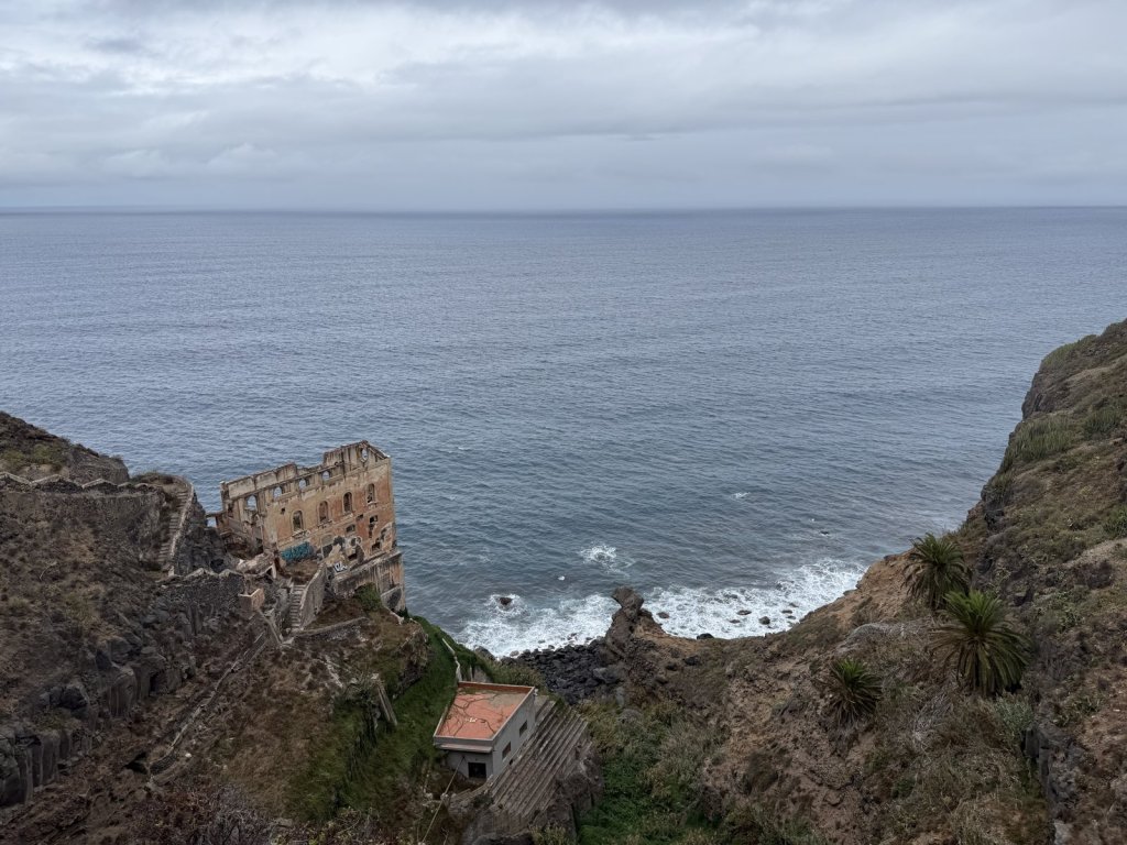 Verfallenes Gebäude an einer Felsklippe über dem Atlantik