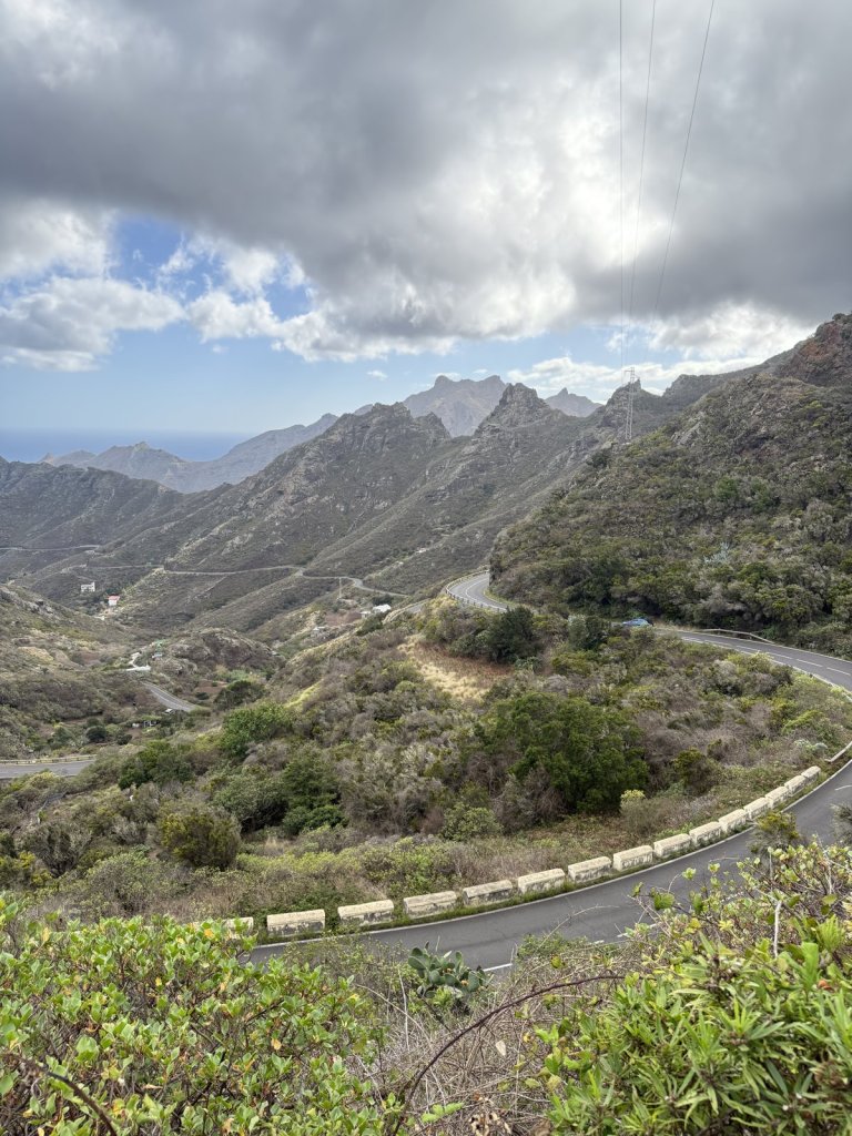 Bergstraße windet sich durch das Anaga-Gebirge unter Wolken
