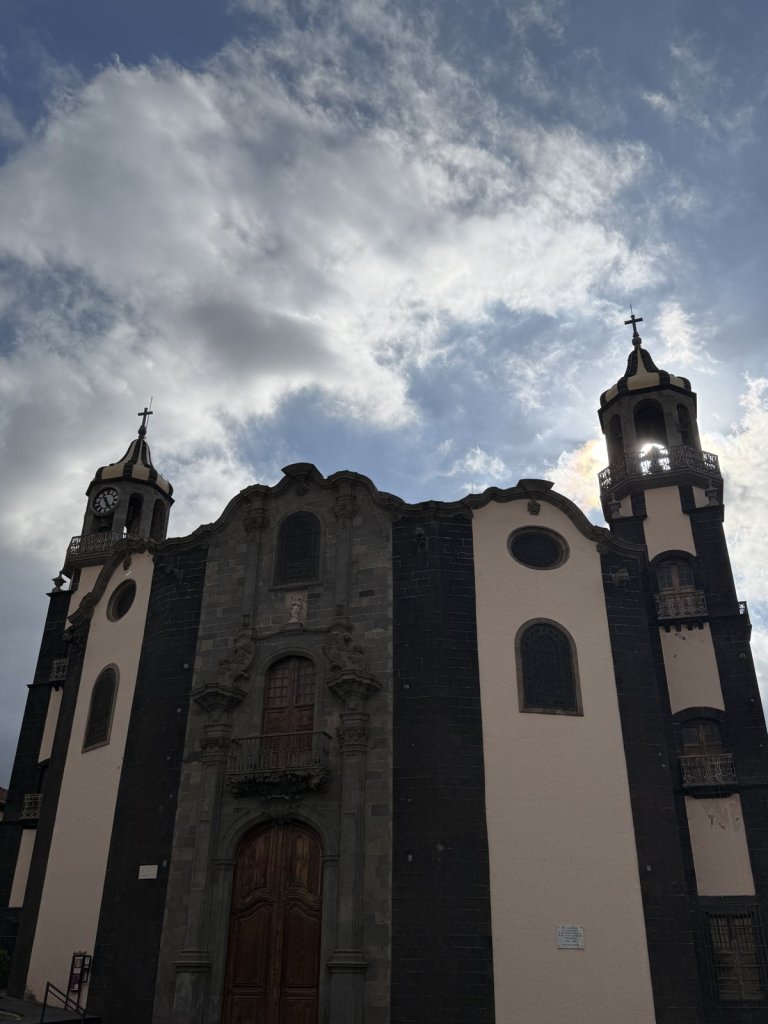 Weiß-schwarze Barockkirche unter Wolken in La Orotava