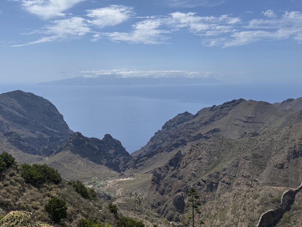 Steile Felsen und eine tiefe Schlucht mit Blick aufs Meer im Teno-Gebirge