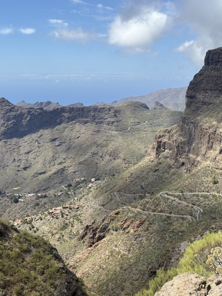 Tiefe Schlucht mit Bergterrassen und Dorf im Teno-Gebirge