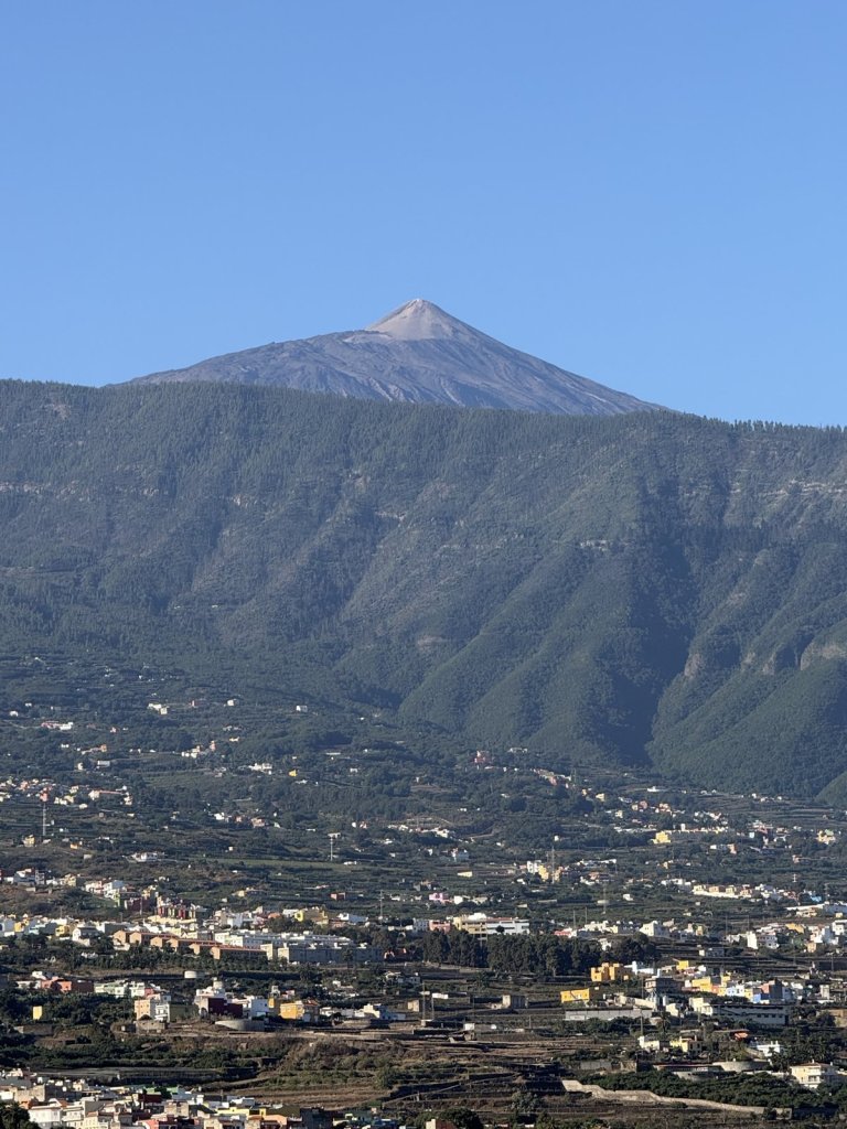 Gipfel des Teide über dem grünen Orotava-Tal und den Dörfern darunter