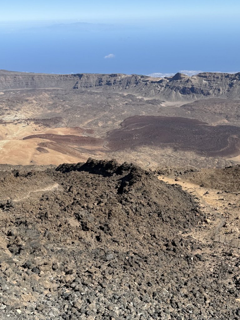 Blick über die Caldera des Teide-Nationalparks mit Lavakegel im Vordergrund