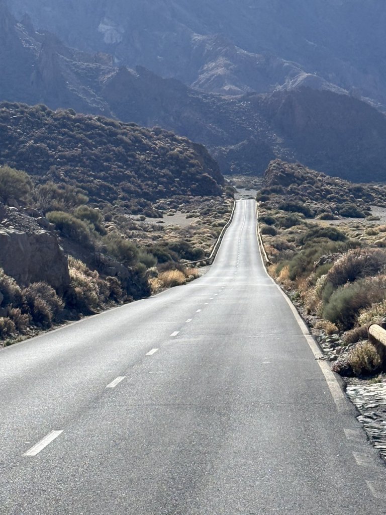 Leere Straße durch die Vulkanlandschaft im Teide-Nationalpark
