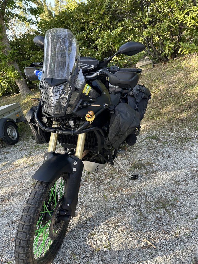 Schwarze Yamaha Ténéré 700 auf Schotter in Perticara