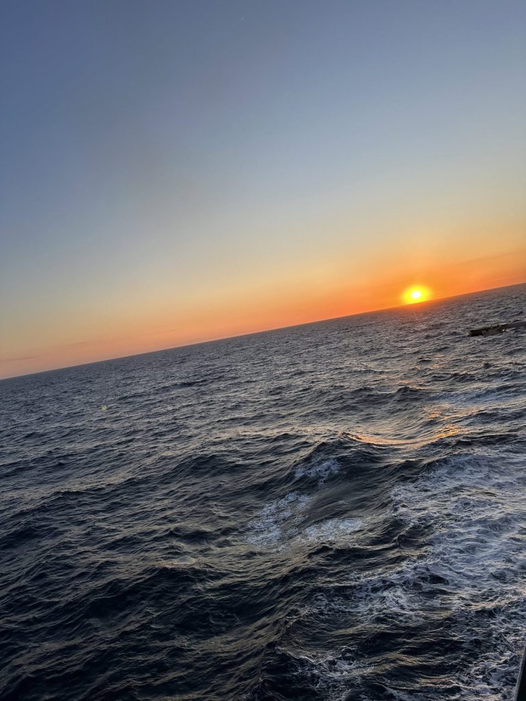 Sonnenuntergang über dem Meer, von der Fähre aus fotografiert