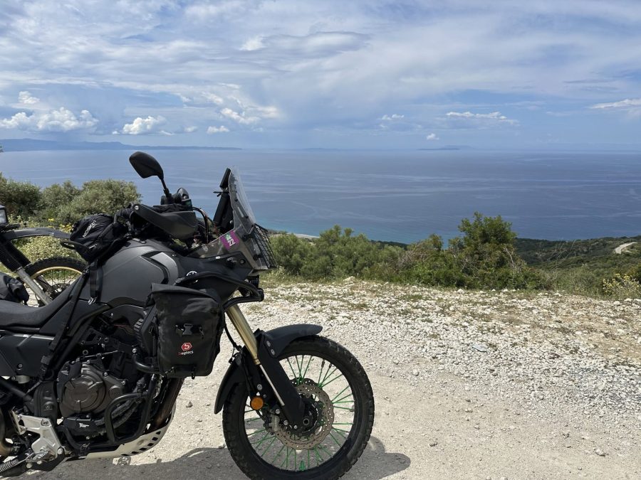 Motorrad an einem Aussichtspunkt über der Küste bei Lukovë, Albanien