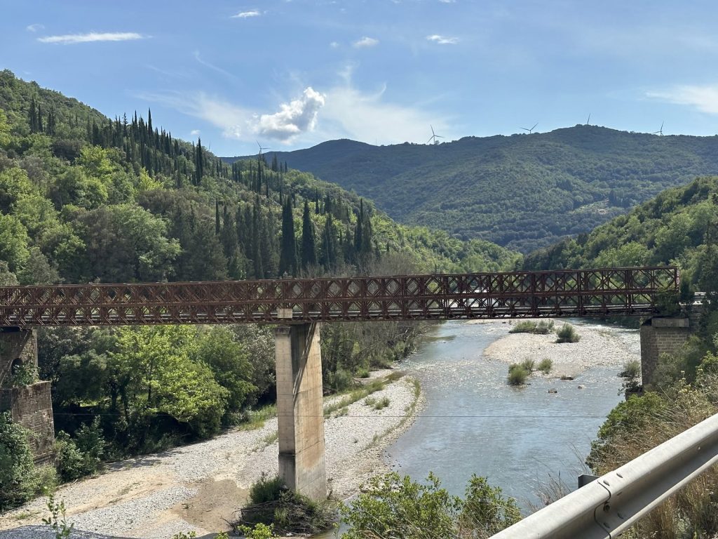 Alte Stahlbrücke über ein breites Flussbett in Westgriechenland