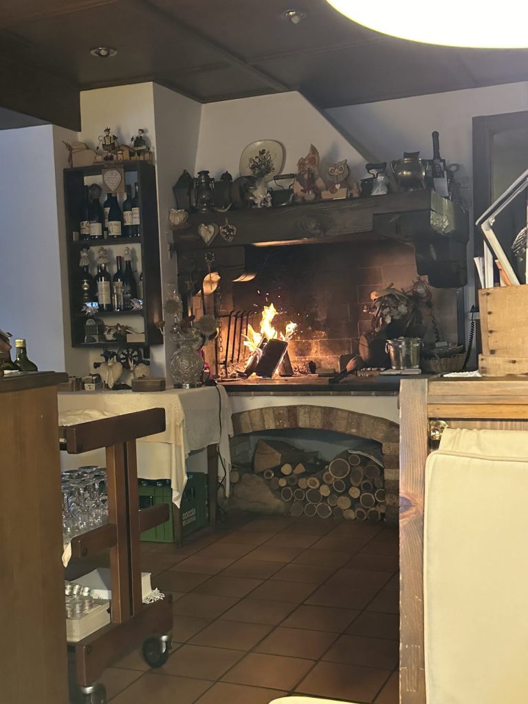 Offener Kamin in einer Gaststube in Sauris