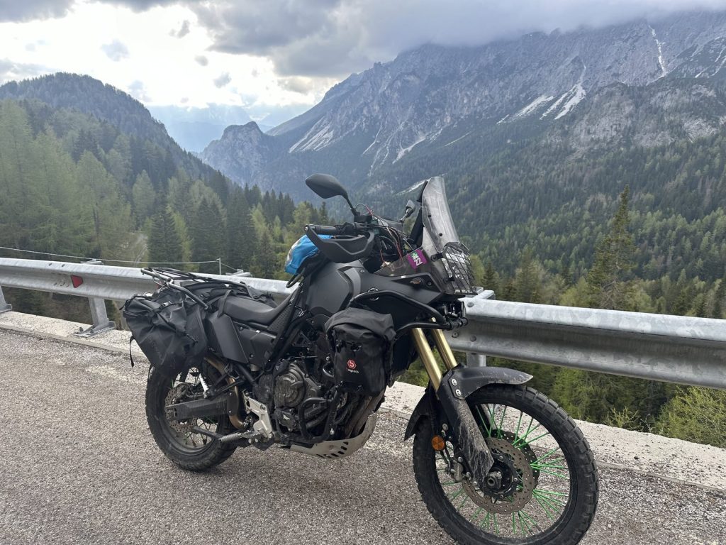 Motorrad an einer Leitplanke vor Bergpanorama bei Padola