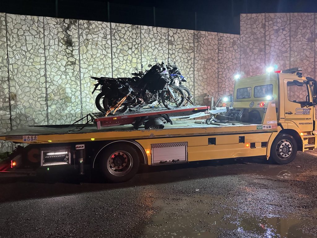 Motorräder auf einem Abschleppwagen bei Nacht