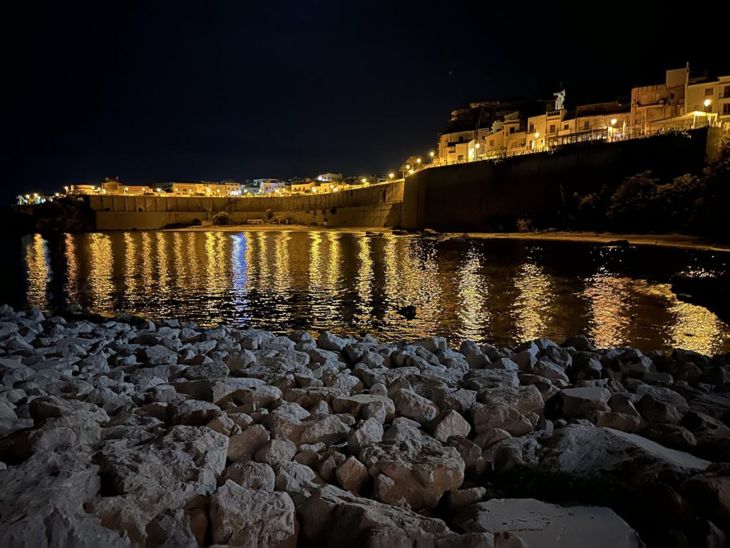 Beleuchtete Altstadt von Castellammare del Golfo am Wasser