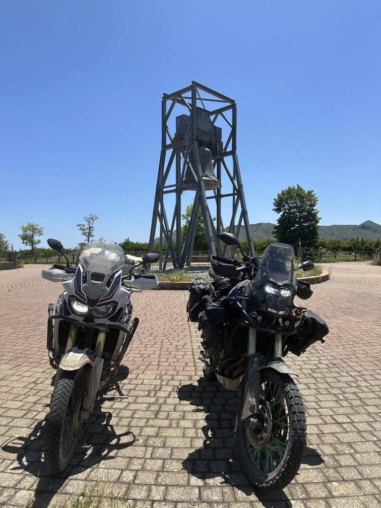 Zwei Reiseenduros vor einem Stahlgerüst mit Glocke in Antillo