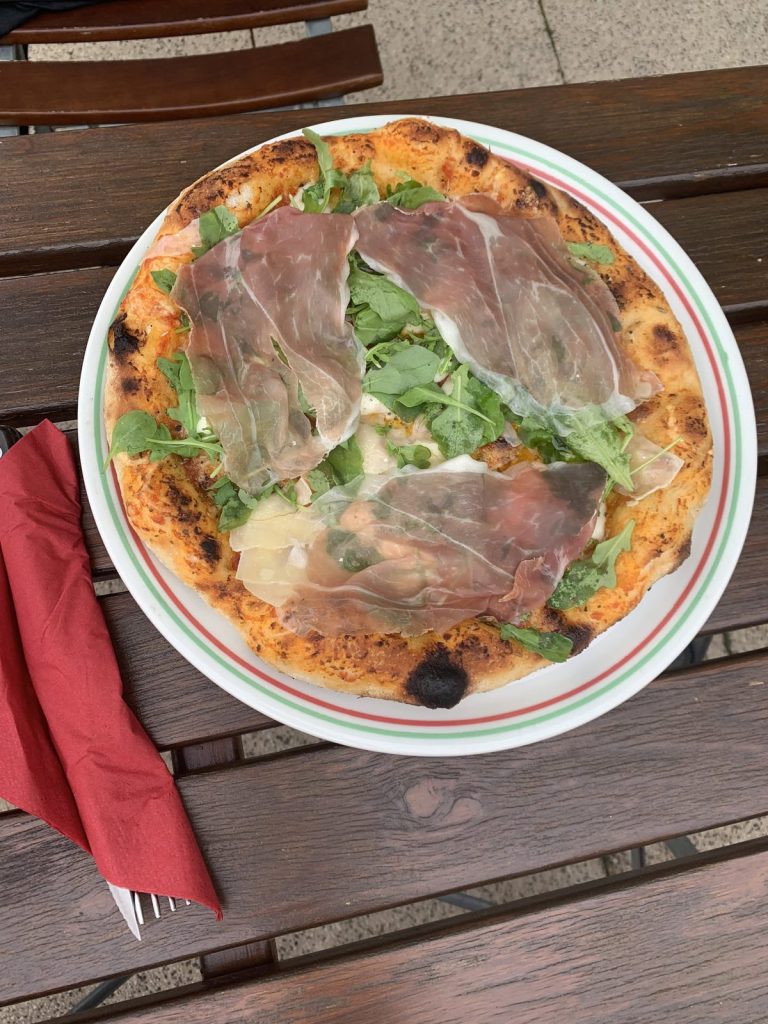 Pizza mit Schinken und Rucola