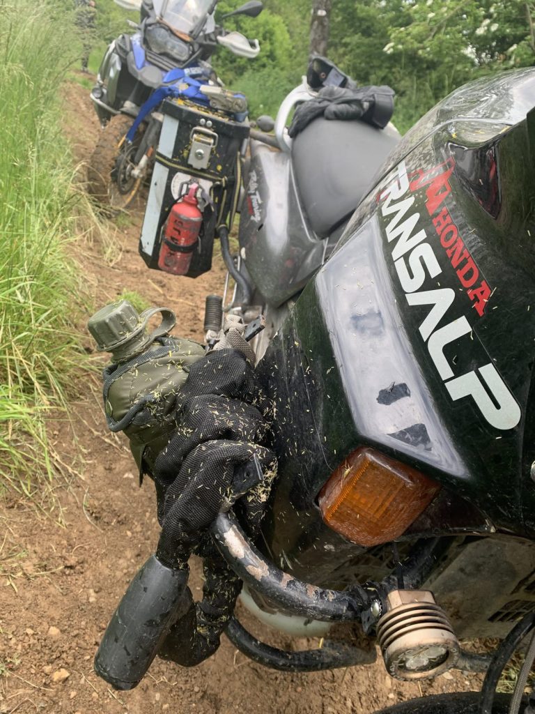 Verschlammte Honda Transalp auf einem Feldweg bei Vic-sur-Seille