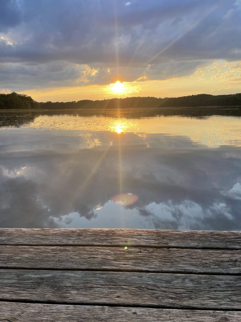 Sonnenuntergang über einem See bei Barlinek