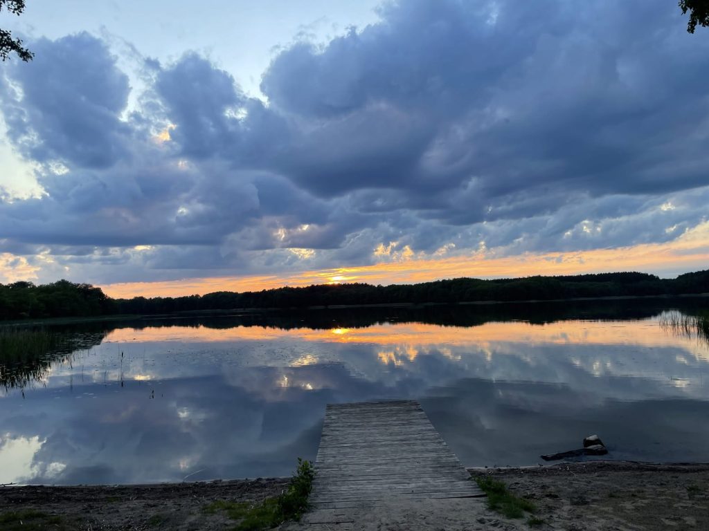 See mit Holzsteg unter Wolken bei Barlinek