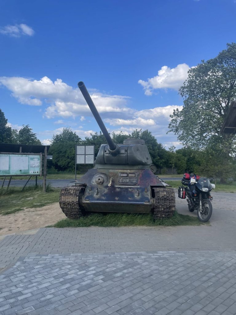 Panzer-Denkmal mit Motorrad in Lubrza