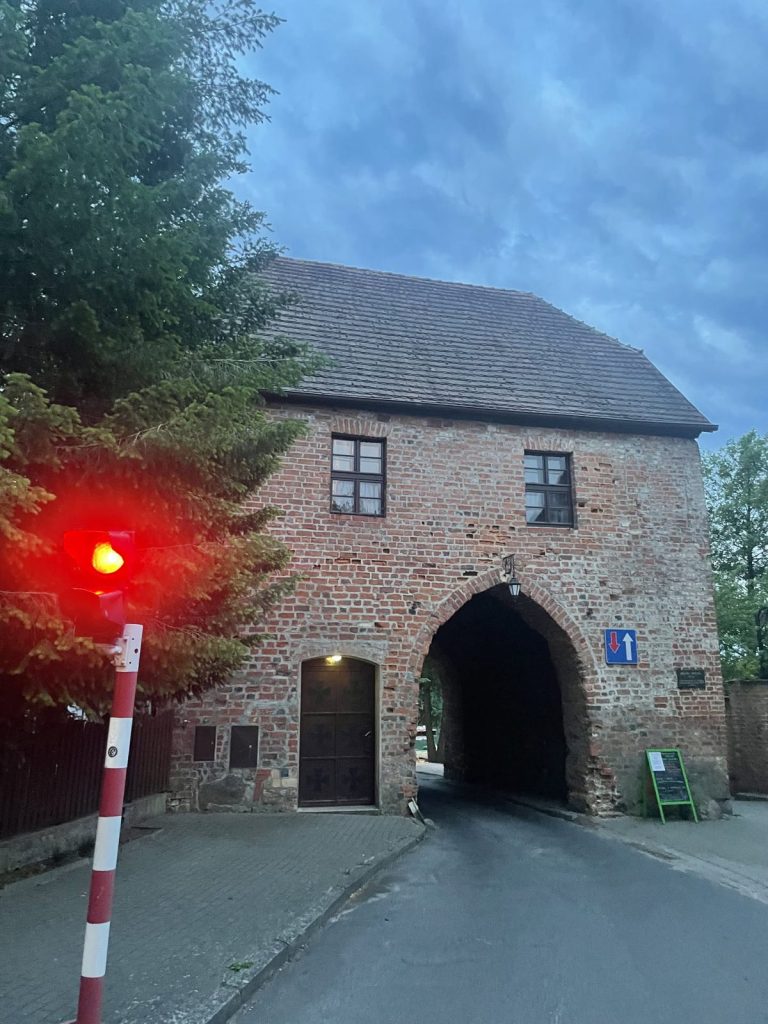 Altes Backsteintor in Łagów