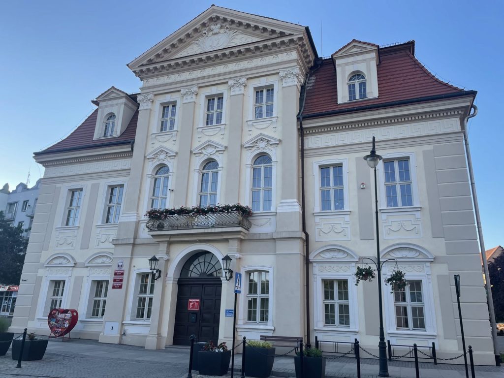 Weißes Rathausgebäude in Żagań
