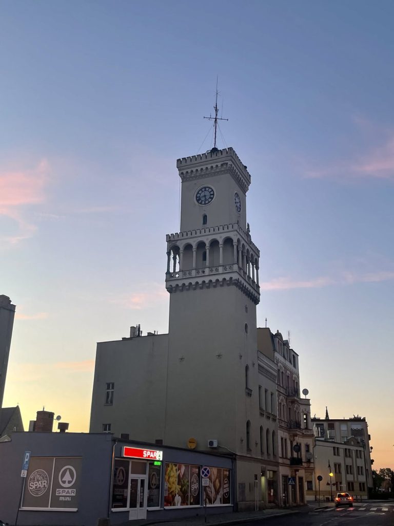 Turm in Żagań im Abendlicht
