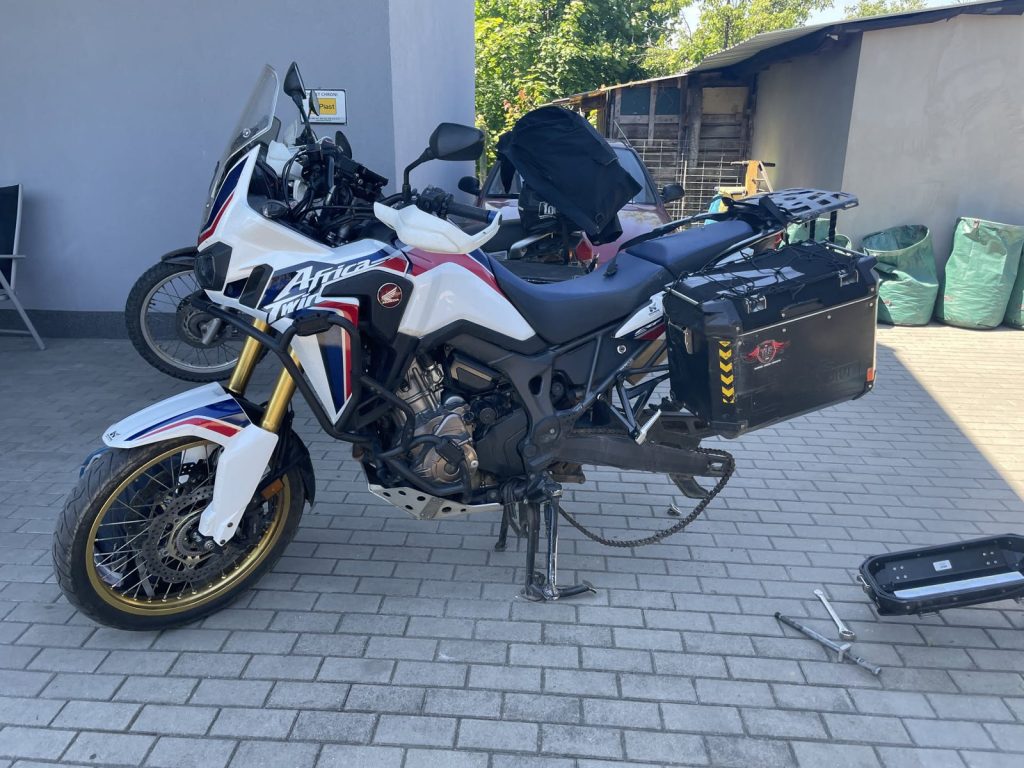 Honda Africa Twin auf einem Hof in Żagań