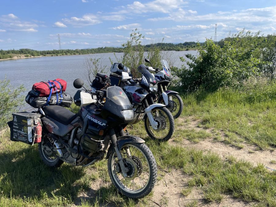 Zwei Reiseenduros am Seeufer bei Lwówek Śląski