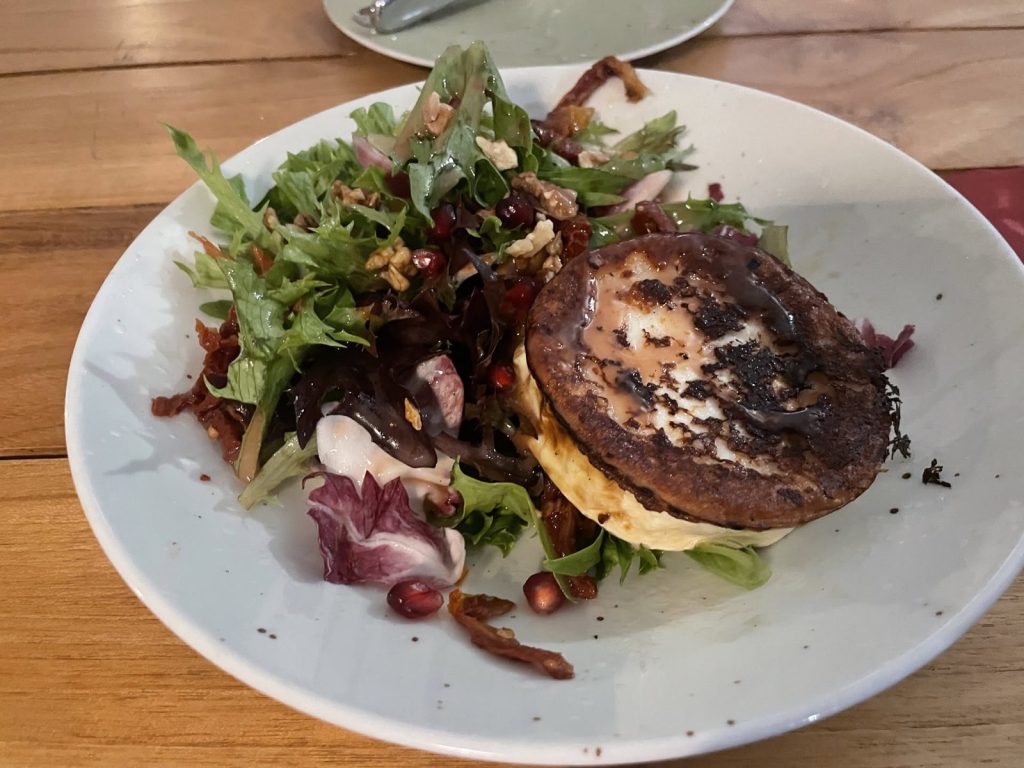 Salat mit gegrilltem Käse in Karlsbad