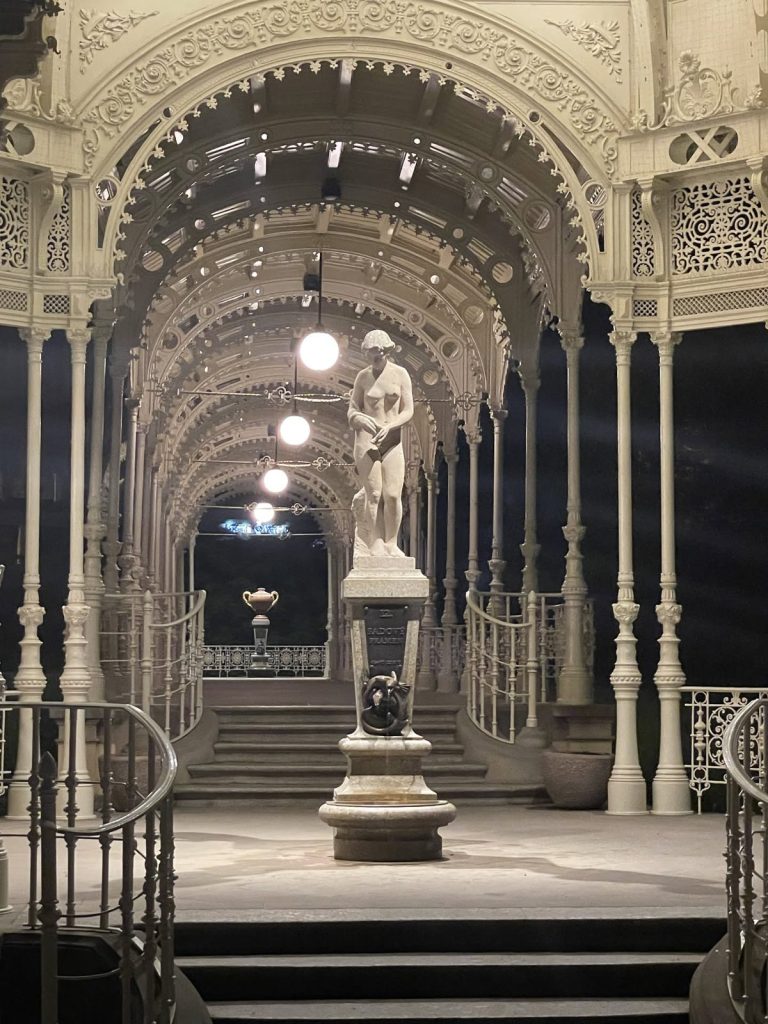 Säulengang mit Statue in Karlsbad