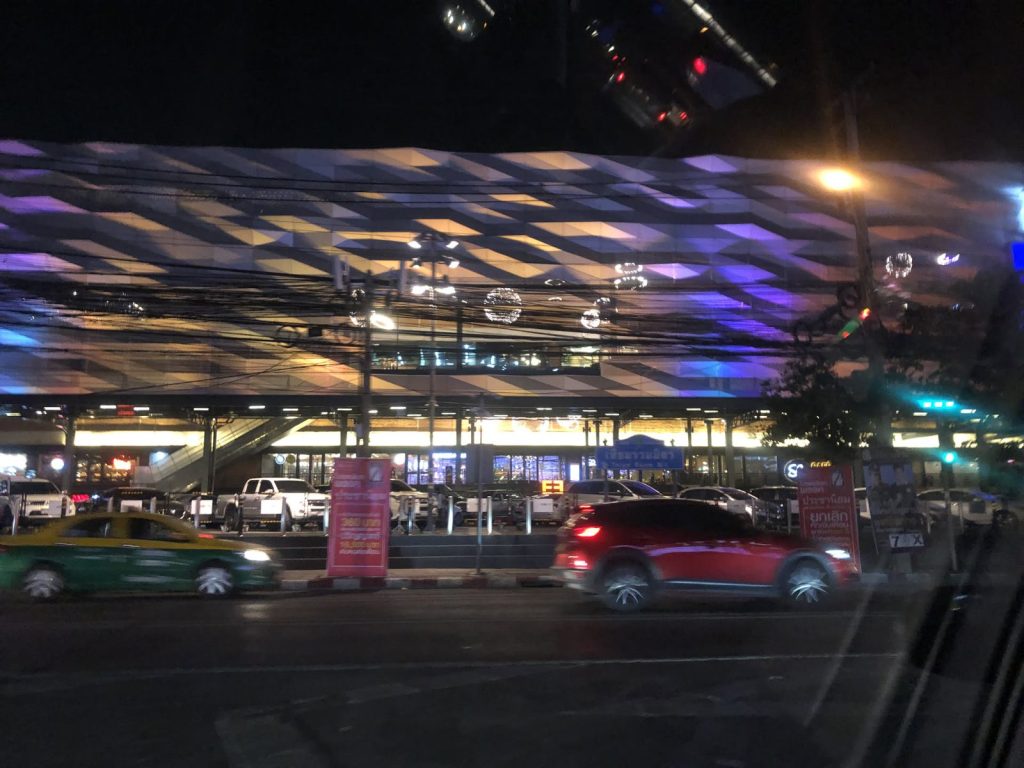 Straße in Bangkok bei Nacht mit Neonbeleuchtung
