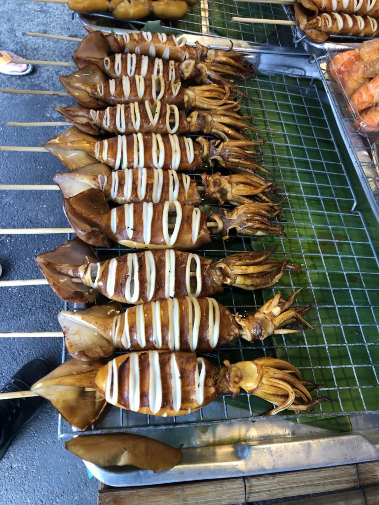 Gegrillte Tintenfischspieße an einem Marktstand in Bangkok