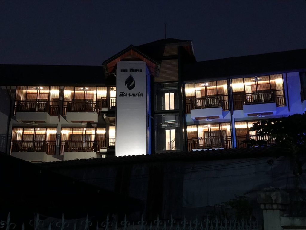 Beleuchtetes Gebäude in Chiang Mai bei Nacht