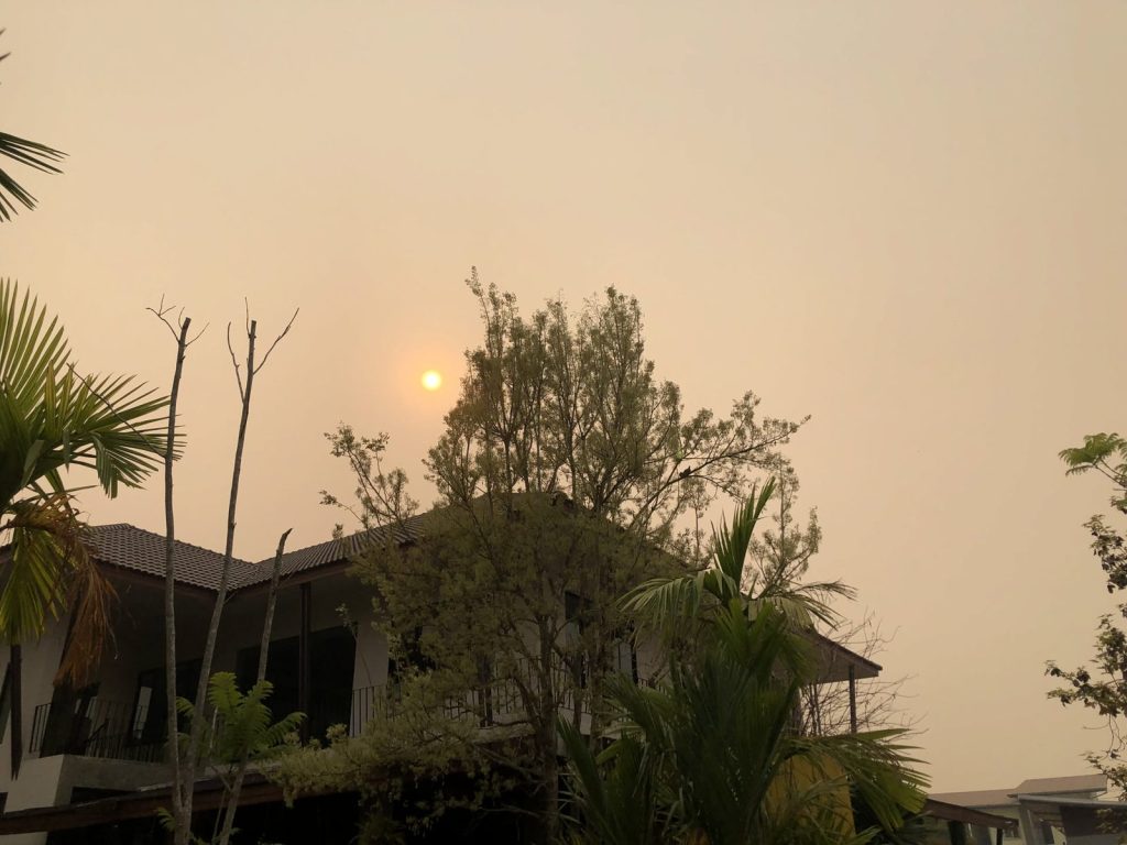 Diesige Abendsonne über Chiang Rai