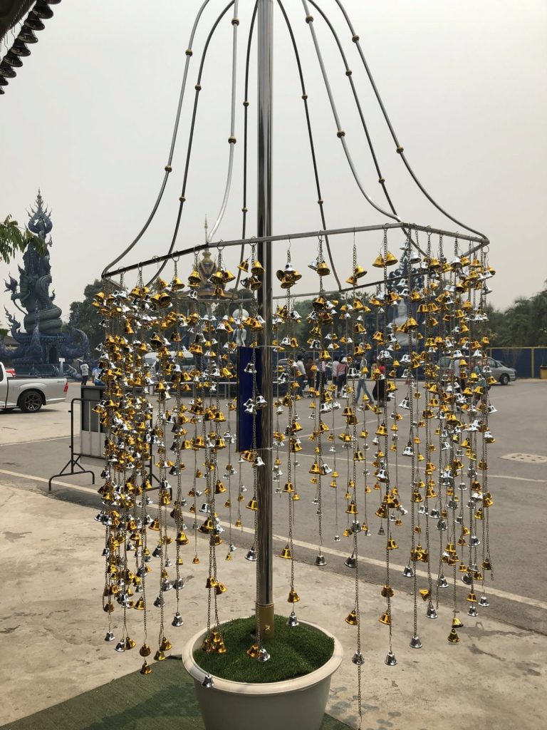 Metallgestell mit goldenen Glücksbringern in Chiang Rai