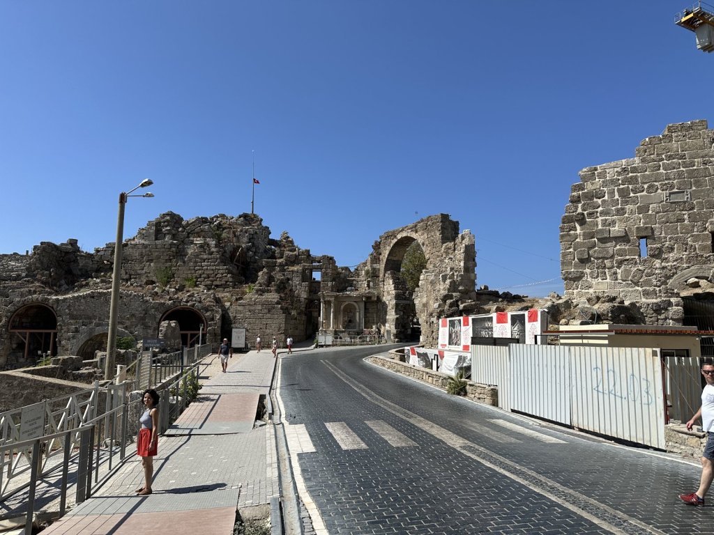 Römisches Stadttor und Straße am Eingang der antiken Stadt Side