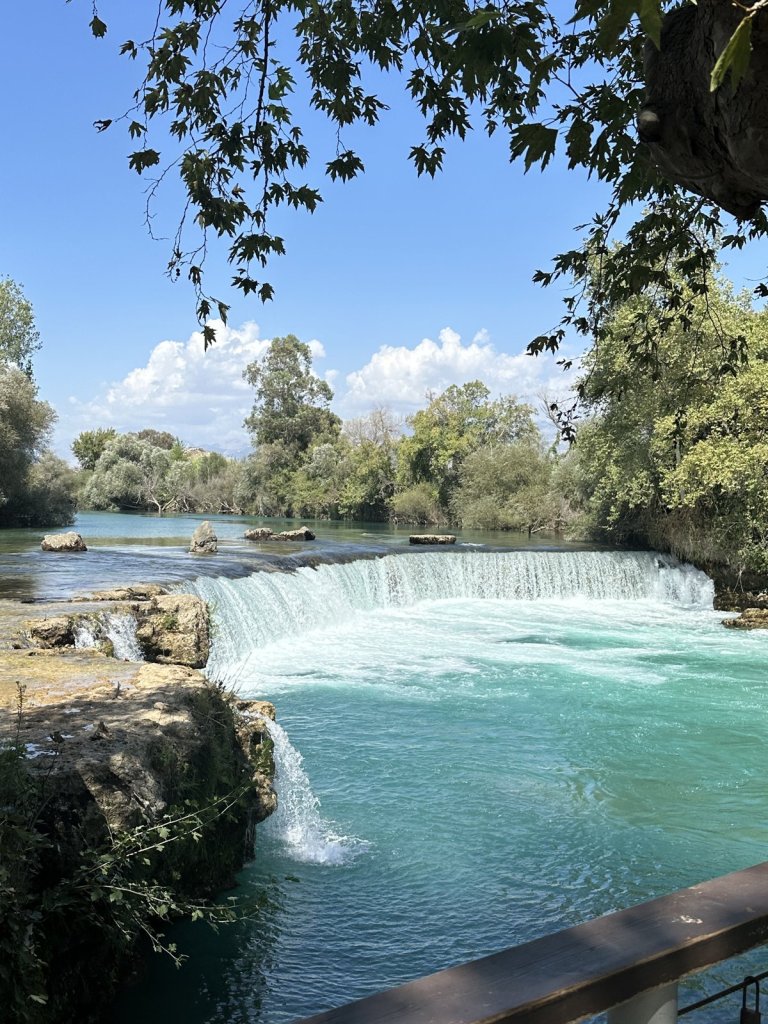 Türkisfarbener Wasserfall des Manavgat zwischen Bäumen