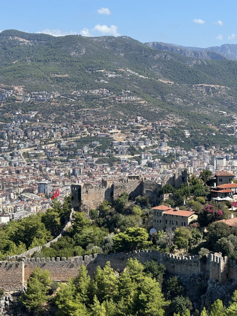Blick von der Burg auf die Stadt Alanya und die Berge