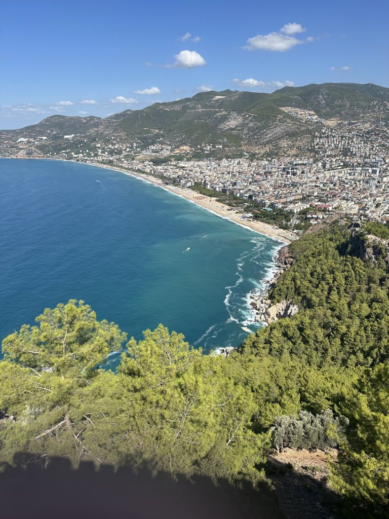 Blick von oben auf den Kleopatra-Strand und die Bucht von Alanya