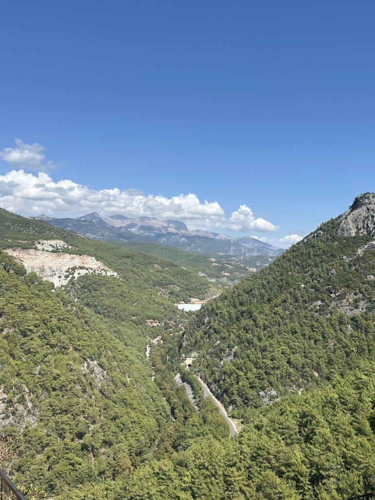 Bewaldetes Bergtal bei Alanya mit Straße und Bergen im Hintergrund
