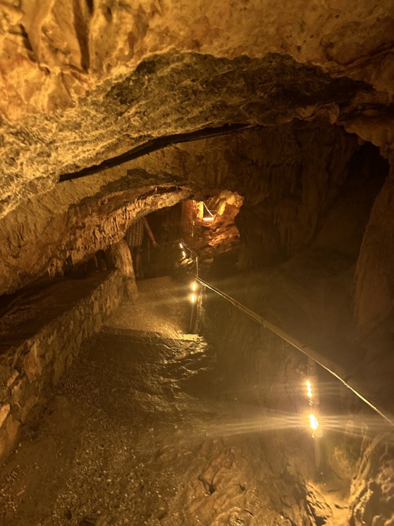 Gang mit beleuchtetem Wasser in der Dim-Höhle bei Alanya