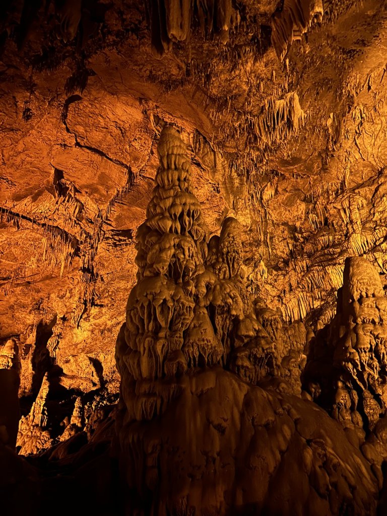 Orange beleuchtete Tropfsteine in der Dim-Höhle