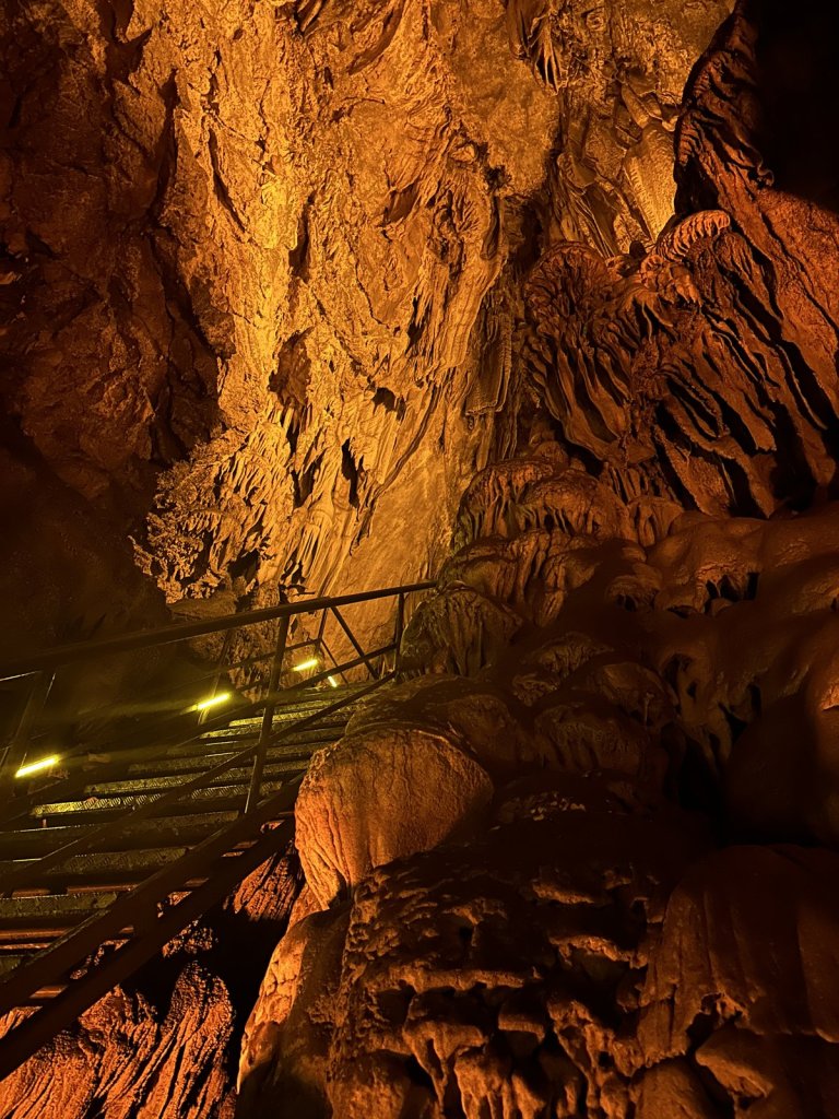 Beleuchteter Weg durch die Tropfsteinhöhle der Dim-Höhle