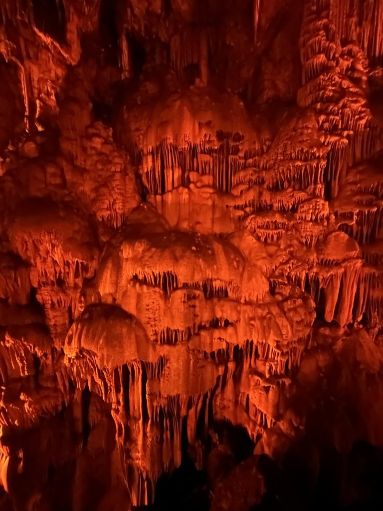 Rot beleuchtete Stalaktiten in der Dim-Höhle