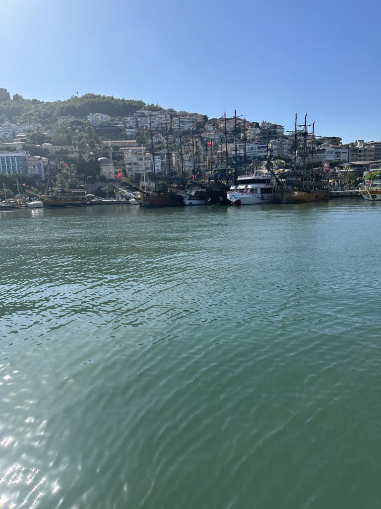 Blick auf Hafen und Häuser von Alanya vom Boot aus