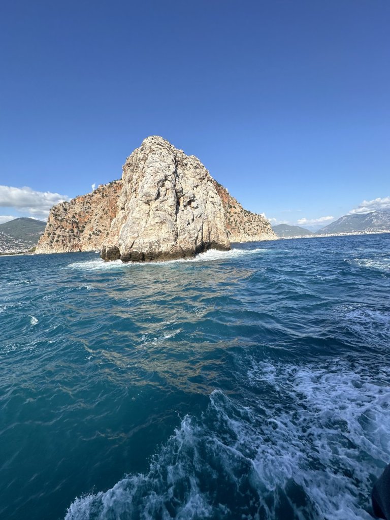 Felsen mit Brandung vor der Küste von Alanya
