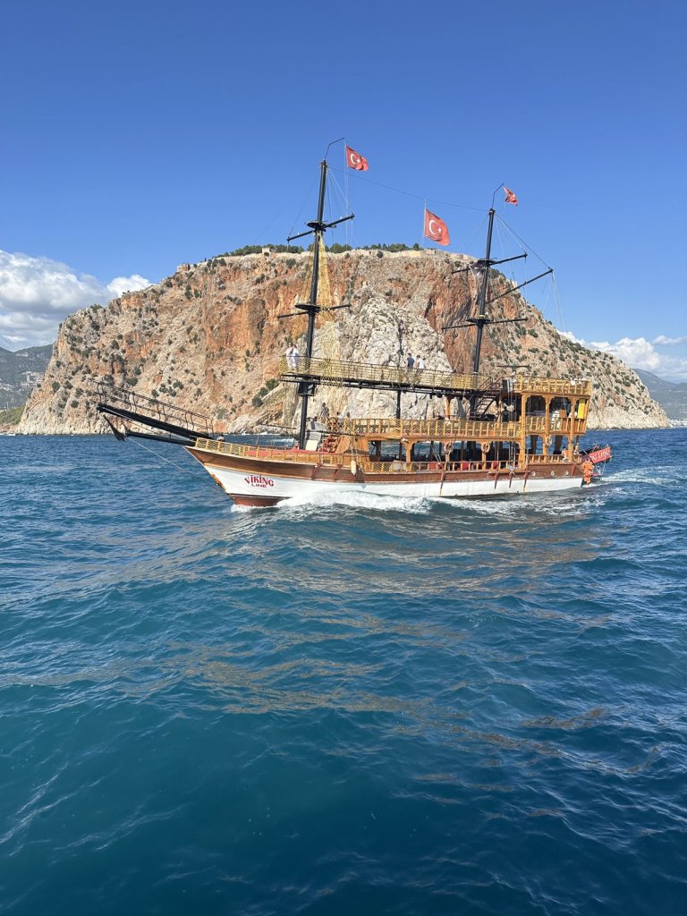 Hölzernes Ausflugsschiff im Piratenstil vor der Halbinsel von Alanya